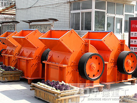 不僅可用于破碎生產(chǎn)線(xiàn)、制砂生產(chǎn)線(xiàn)，也可在選礦生產(chǎn)線(xiàn)中替代圓錐破碎機(jī)。下面我們就具體來(lái)看錘式破碎機(jī)應(yīng)用于哪些方面？